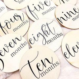 Disques jalons en bois double face | Pochette en toile personnalisée | Disques de faire-part 13 mois | Plaques de marqueur mensuelles pour photo accessoire de nouveau-né