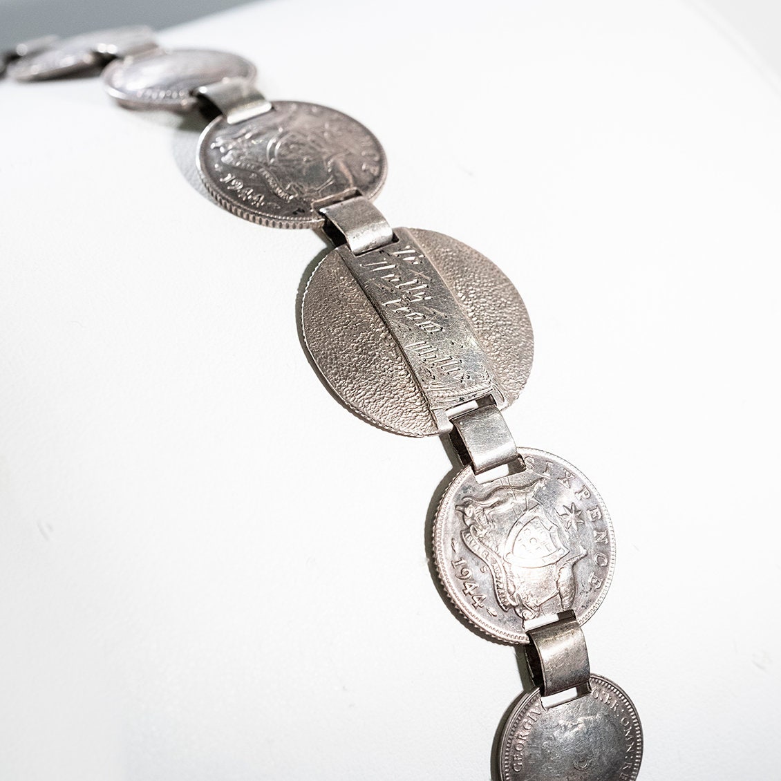 ユニークなカスタムメイドアンティークオーストラリアコイン 1944 6ペンス 1942  シリングシルバーヴィンテージエステートブレスレット「ウィリスからドリーへ」彼女への贈り物 - Etsy 日本