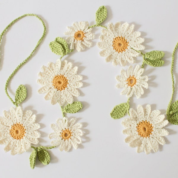 Crochet white daisy flower with leaves wall hanging bunting - nature decoration - Spring Summer garland - Easter/ Mother’s Day present gift