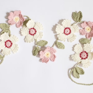 Crochet white and pink wild rose flowers with leaves wall hanging bunting - nature decoration - Spring Summer garland - present gift