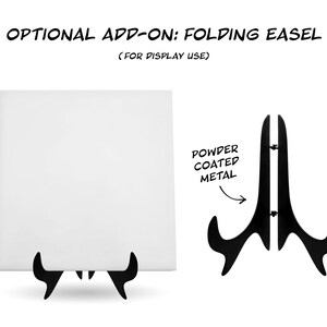 Puede incluir: Un lienzo blanco con un caballete plegable negro. El caballete est&aacute; hecho de metal con recubrimiento en polvo. El texto "OPTIONAL ADD-ON: FOLDING EASEL (FOR DISPLAY USE)" est&aacute; en la parte superior de la imagen. El texto "POWDER COATED METAL" est&aacute; escrito junto al caballete.