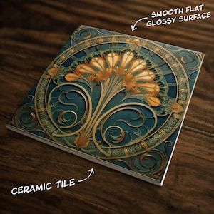 K&ouml;nnte beinhalten: Eine Keramikfliese mit einem dekorativen Design, das ein stilisiertes Blumenmotiv in Gold-, T&uuml;rkis- und Gr&uuml;nt&ouml;nen zeigt. Die Fliese hat eine glatte, gl&auml;nzende Oberfl&auml;che.