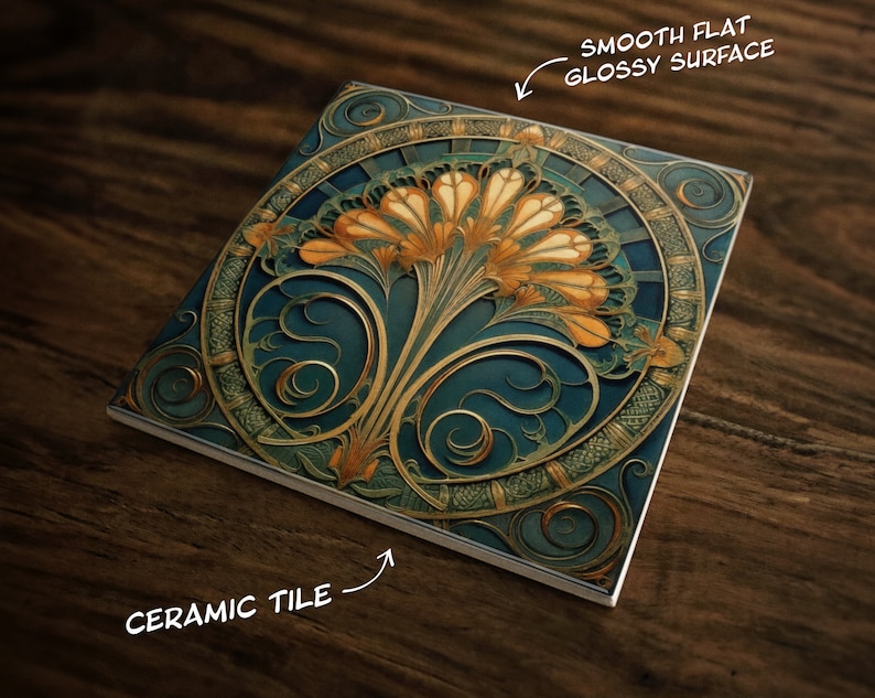 K&ouml;nnte beinhalten: Eine Keramikfliese mit einem dekorativen Design, das ein stilisiertes Blumenmotiv in Gold-, T&uuml;rkis- und Gr&uuml;nt&ouml;nen zeigt. Die Fliese hat eine glatte, gl&auml;nzende Oberfl&auml;che.