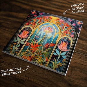 Puede incluir: Azulejo de cer&aacute;mica con un dise&ntilde;o de vitral colorido que presenta un arco floral. El azulejo tiene una superficie lisa y brillante y tiene 5 mm de grosor.
