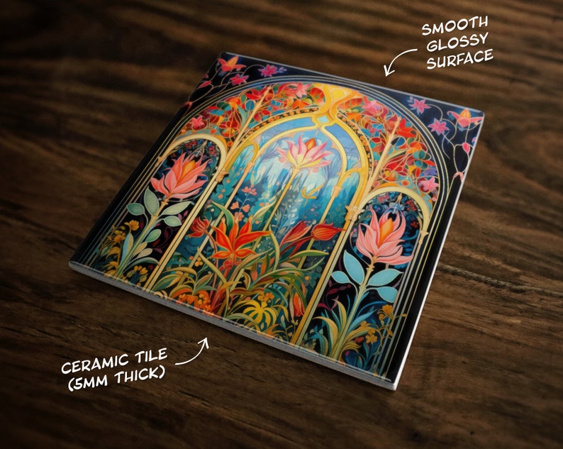Puede incluir: Azulejo de cer&aacute;mica con un dise&ntilde;o de vitral colorido que presenta un arco floral. El azulejo tiene una superficie lisa y brillante y tiene 5 mm de grosor.