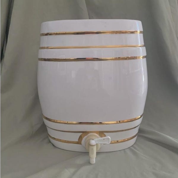 Distributore di bevande ovale vintage, alto 30 cm, capacità 7,5 litri, bianco con 6 fasce dorate intarsiate.