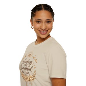 Healing look beautiful on her  T-Shirt | Script Moon Design | Tshirt kurz - Geschenk - Yoga - Heilung