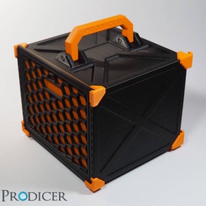 Könnte beinhalten: Eine schwarze Box mit orangenen Akzenten und einem Griff. Die Box hat ein Wabenmuster auf einer Seite und das Wort "PRODUCER" ist auf dem Griff aufgedruckt.
