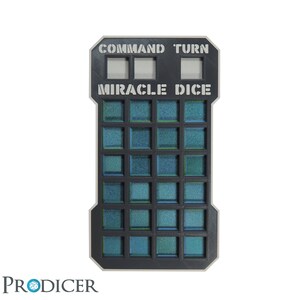 Könnte beinhalten: Ein schwarzes Plastik-Würfeltablett mit einem Raster aus 36 Quadraten. Die Quadrate sind in einem Blau- und Grünton abgestuft. Die Oberseite des Tabletts trägt den Text "COMMAND TURN" und "MIRACLE DICE" in Weiß.