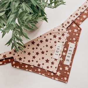 Gepersonaliseerde katoenen hondenbandana met sterrenprint XS - XL