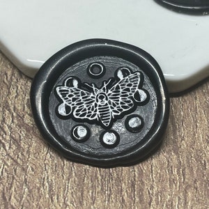 Handgemachtes schwarzes selbstklebendes Wachssiegel mit Motte und Mondphasen für Briefe, Scrapbooking, Papeterie, Gothic Deko, Hexen Stil