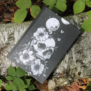 Witchly Planner 2025 Calendario settimanale con copertina rigida per streghe con monitoraggio delle abitudini, illustrazioni magiche, design dark, climaticamente neutro e sostenibile