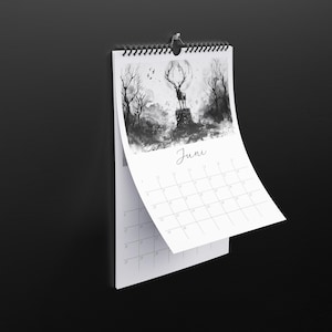 2026 handgemachter Wandkalender mit mystischen schwarz weiß Illustrationen Wald Tiere Hexen Monster dunkle Ästhetik Fantasy Kalender