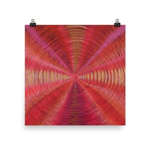 Può includere: Una stampa artistica astratta rossa e rosa con un design radiale. L'opera presenta cerchi concentrici in tonalità di rosso, rosa e oro, creando un effetto visivo strutturato e accattivante. La stampa è tenuta da una clip nera.