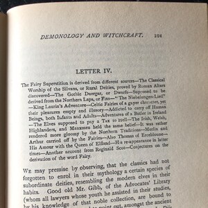 Op de afbeelding: Open boekpagina met de titel "Demonologie en Hekserij" en de tekst van Letter IV. De tekst bespreekt de oorsprong van sprookjesbijgeloof, inclusief de klassieke aanbidding van de Silvans en de Gotische Duergar.