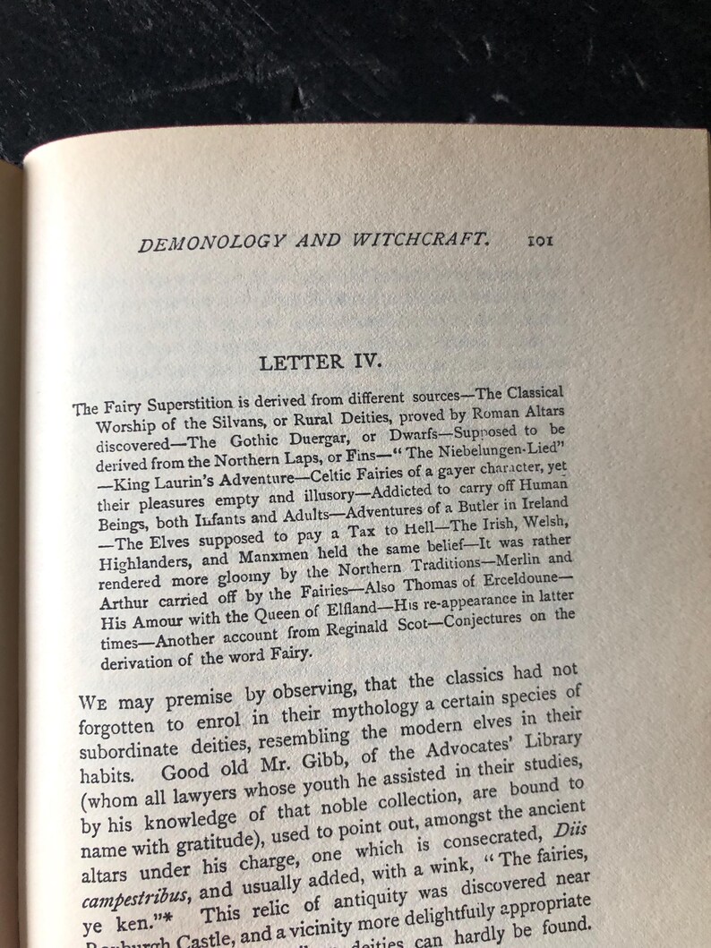 Op de afbeelding: Open boekpagina met de titel "Demonologie en Hekserij" en de tekst van Letter IV. De tekst bespreekt de oorsprong van sprookjesbijgeloof, inclusief de klassieke aanbidding van de Silvans en de Gotische Duergar.