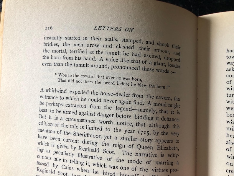 Op de afbeelding: Open boek met tekst op verouderd papier. Paginanummer 116 is zichtbaar, samen met de titel "LETTERS ON". De tekst beschrijft een sc&egrave;ne met mannen, harnassen en een hoorn en bevat een citaat.