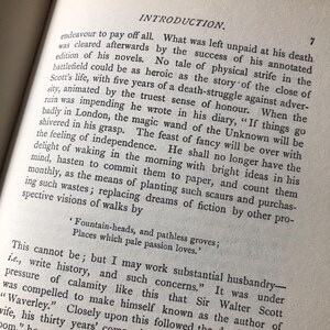 Op de afbeelding: Open boek met tekst. De pagina toont de kop "INTRODUCTION" en tekst in zwarte inkt. Het papier is verouderd, gebroken wit. Het paginanummer "7" is rechtsboven zichtbaar.