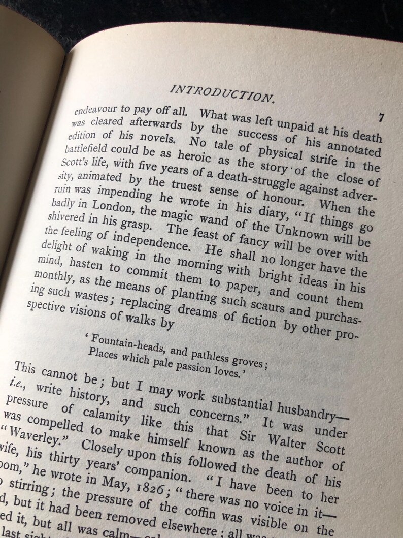 Op de afbeelding: Open boek met tekst. De pagina toont de kop "INTRODUCTION" en tekst in zwarte inkt. Het papier is verouderd, gebroken wit. Het paginanummer "7" is rechtsboven zichtbaar.