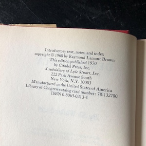 Op de afbeelding: Open boekpagina met zwarte tekst op een cr&egrave;mekleurige achtergrond. De tekst bevat informatie over copyright, uitgever en ISBN. Het boek, getiteld "Family Life", is in 1970 gepubliceerd.