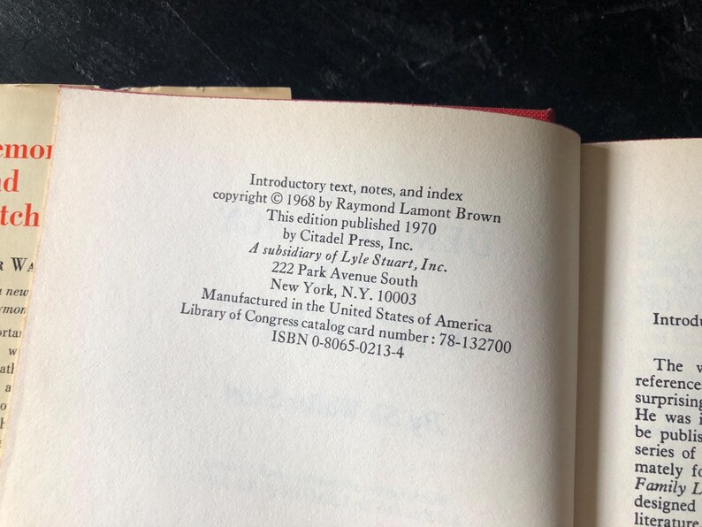 Op de afbeelding: Open boekpagina met zwarte tekst op een cr&egrave;mekleurige achtergrond. De tekst bevat informatie over copyright, uitgever en ISBN. Het boek, getiteld "Family Life", is in 1970 gepubliceerd.