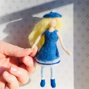 Nadelgefilzte blaue Winterpuppe, Wollfigur, blaues Kleid und französisches Barett, Weihnachtsschmuck, Kinderzimmer Deko