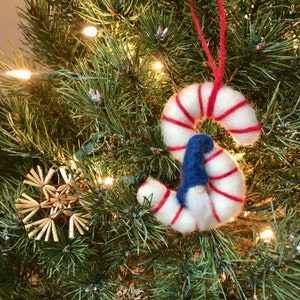 Gnomo en una carta, adorno navideño