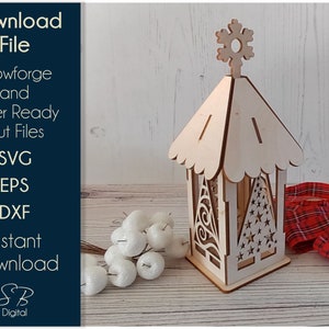 Könnte beinhalten: Eine Weihnachtslaterne aus Holz mit einer Schneeflocke oben und einem ausgeschnittenen Design eines Weihnachtsbaums. Die Laterne ist aus hellem braunem Holz gefertigt und hat einen weißen Hintergrund. Die Laterne steht auf einer Holzoberfläche.
