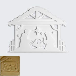 Op de afbeelding: Een witte, driedimensionale kerststal. Het ontwerp toont een stal met een schuin dak, een ster en silhouetten van Maria, Jozef en het kindje Jezus. De scène is een religieuze kerstversiering.