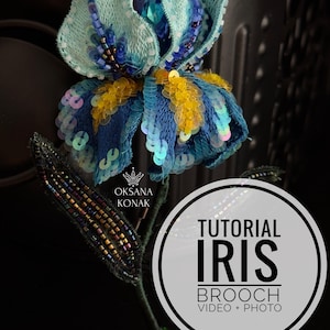 Könnte beinhalten: Eine blaue und gelbe Perlen-Iris-Blumenbrosche mit einem Kristall in der Mitte. Die Brosche befindet sich auf einem schwarzen Hintergrund mit dem Text "TUTORIAL IRIS BROOCH VIDEO + PHOTO" in einem weißen Kreis.