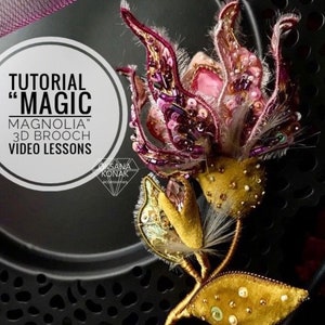 K&ouml;nnte beinhalten: Ein Tutorial f&uuml;r eine 3D-Brosche mit dem Titel "Magnolia Magic" mit Video-Lektionen. Die Brosche ist eine rosa und violette Blume mit goldenen Akzenten und wird auf einem schwarzen Teller pr&auml;sentiert.