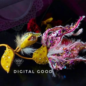 K&ouml;nnte beinhalten: Eine Brosche in Form einer rosa und gelben Blume mit Pailletten und Perlen. Die Blume ist aus Stoff gefertigt und hat ein zartes, verspieltes Design. Die Brosche ist ein digitales Gut.