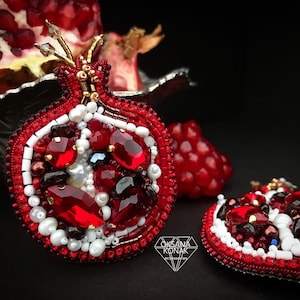 Exklusiver handgearbeiteter Schmuck, Gestickte Brosche Granat. Kristall Brosche. Aufgestickte Perlenbrosche. Granat Pin, Geschenk für Frauen und Mädchen