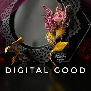 K&ouml;nnte beinhalten: Eine zarte, handgefertigte Blumenbrosche mit einer rosa und violetten Bl&uuml;te und goldenen Bl&auml;ttern. Die Brosche wird auf einer schwarzen Spitzendoily mit dem Text "DIGITAL GOOD" und "OKSANA KONAK" darunter pr&auml;sentiert.
