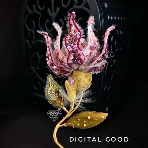 K&ouml;nnte beinhalten: Eine rosa und goldene gestickte Blumenbrosche mit einem zarten Stiel und Bl&auml;ttern. Die Blume ist mit Pailletten und Perlen verziert. Die Brosche ist vor einem schwarzen Hintergrund platziert. "DIGITAL GOOD" steht in wei&szlig;er Schrift unter der Brosche.