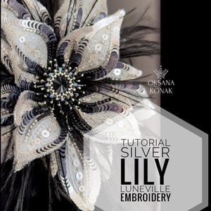 Puede incluir: Un tutorial de bordado de un lirio plateado utilizando técnicas de Lunéville. La flor está hecha con lentejuelas y cuentas, y el fondo es negro.