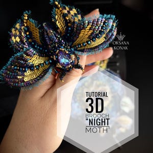 Könnte beinhalten: Eine 3D-Brosche in Form eines Nachtfalters mit schillernden blauen, grünen und goldenen Pailletten. Die Brosche wird in einer Hand gehalten und der Text "TUTORIAL 3D BROOCH "NIGHT MOTH" ist im Hintergrund sichtbar.