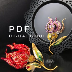 K&ouml;nnte beinhalten: Zwei gestickte Blumenbroschen, eine rote und eine violette, mit goldenen Akzenten und gr&uuml;nen Pailletten. Die Broschen werden auf einem schwarzen Hintergrund mit einer dekorativen Spitzenborte pr&auml;sentiert.