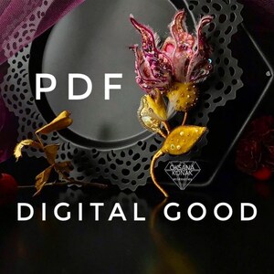 K&ouml;nnte beinhalten: Ein digitales PDF-Muster f&uuml;r eine Blumenbrosche zum Herunterladen. Die Brosche besteht aus rosa, gelbem und goldenem Stoff und ist mit Strasssteinen verziert. Der Text "PDF" und "DIGITALES GUT" wird auf schwarzem Hintergrund angezeigt.