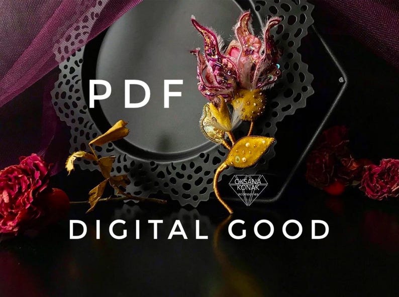 K&ouml;nnte beinhalten: Ein digitales PDF-Muster f&uuml;r eine Blumenbrosche zum Herunterladen. Die Brosche besteht aus rosa, gelbem und goldenem Stoff und ist mit Strasssteinen verziert. Der Text "PDF" und "DIGITALES GUT" wird auf schwarzem Hintergrund angezeigt.