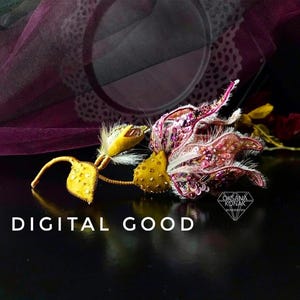 K&ouml;nnte beinhalten: Eine zarte, handgefertigte Blumenbrosche mit einer rosa und wei&szlig;en Bl&uuml;te und einem gelben Stiel. Die Bl&uuml;te ist aus Stoff und Perlen gefertigt, der Stiel aus Draht. Die Brosche ist ein wundersch&ouml;nes und einzigartiges Schmuckst&uuml;ck.