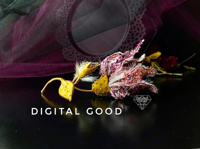 K&ouml;nnte beinhalten: Eine zarte, handgefertigte Blumenbrosche mit einer rosa und wei&szlig;en Bl&uuml;te und einem gelben Stiel. Die Bl&uuml;te ist aus Stoff und Perlen gefertigt, der Stiel aus Draht. Die Brosche ist ein wundersch&ouml;nes und einzigartiges Schmuckst&uuml;ck.