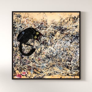 Puede incluir: Un gato negro con ojos amarillos se representa en una pintura con un fondo abstracto caótico de salpicaduras de pintura negra, blanca y beige.