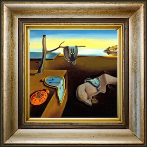 Puede incluir: Una pintura surrealista que representa un reloj derritiéndose colgado de una rama de árbol, un reloj de bolsillo sobre una mesa y un reloj sujeto a una mano. La pintura está ambientada en un fondo de cielo azul, una masa de agua y una costa rocosa.