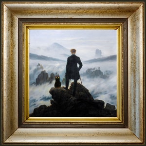 Könnte beinhalten: Ein gerahmtes Gemälde, das einen Mann zeigt, der auf einem Berggipfel steht und auf ein Meer aus Wolken blickt. Eine schwarze Katze sitzt auf einem Felsen in der Nähe.