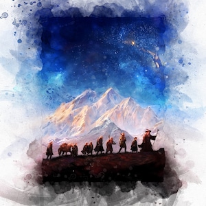 K&ouml;nnte beinhalten: Ein Aquarellbild einer Gruppe von Figuren, die &uuml;ber eine schneebedeckte Bergkette unter einem sternenklaren Nachthimmel laufen. Die Figuren sind klein und scheinen Zwerge oder Hobbits zu sein. Der Himmel ist tiefblau mit einem schwachen Leuchten in der Ferne.