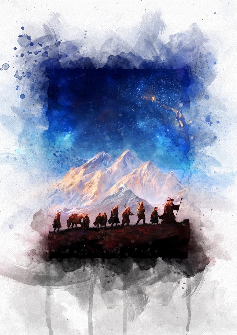 K&ouml;nnte beinhalten: Ein Aquarellbild einer Gruppe von Figuren, die &uuml;ber eine schneebedeckte Bergkette unter einem sternenklaren Nachthimmel laufen. Die Figuren sind klein und scheinen Zwerge oder Hobbits zu sein. Der Himmel ist tiefblau mit einem schwachen Leuchten in der Ferne.