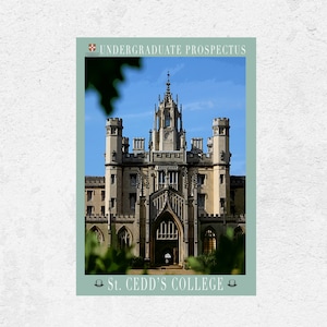 Pode incluir: Um cartaz de estilo vintage com uma foto do St. Cedd's College, um edifício histórico com uma torre alta e uma pedra talhada intrincada. O cartaz tem um esquema de cores azul e branco e o texto "UNDERGRADUATE PROSPECTUS" e "St. Cedd's College" em uma fonte serif.