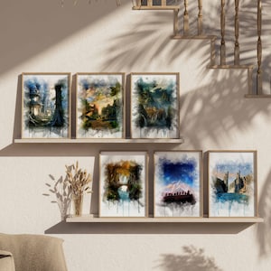 K&ouml;nnte beinhalten: Ein Satz von sechs gerahmten Aquarellbildern, die verschiedene Fantasy-Landschaften darstellen. Die Bilder sind an einer wei&szlig;en Wand mit einem Holzregal angebracht. Die Bilder zeigen eine Vielzahl von Farben, darunter Blau, Gr&uuml;n, Braun und Wei&szlig;.