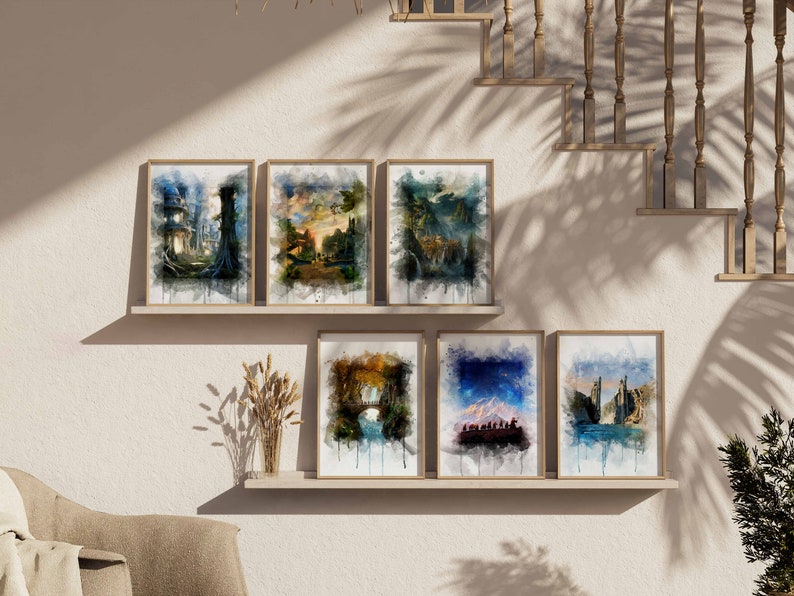 K&ouml;nnte beinhalten: Ein Satz von sechs gerahmten Aquarellbildern, die verschiedene Fantasy-Landschaften darstellen. Die Bilder sind an einer wei&szlig;en Wand mit einem Holzregal angebracht. Die Bilder zeigen eine Vielzahl von Farben, darunter Blau, Gr&uuml;n, Braun und Wei&szlig;.